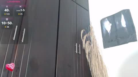 Snapshot of aprill7 chatting on October 2025 01:10:02 PM online show from October 2025 01:10:02 PM