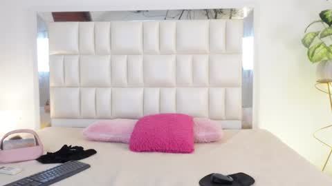 Snapshot of aradia_01 chatting on February 2025 05:04:02 AM online show from February 2025 05:04:02 AM