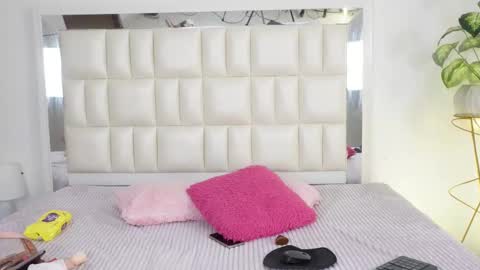 Snapshot of aradia_01 chatting on March 2025 04:45:01 AM online show from March 2025 04:45:01 AM