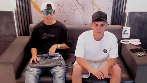 Aroon   online show from April 2026 03:58:01 AM