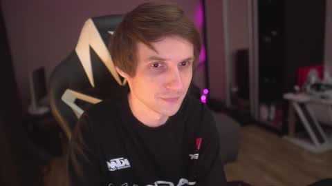 Snapshot of art_hunter chatting on December 2025 11:53:01 PM Alex online show from December 2025 11:53:01 PM