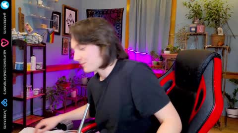 Snapshot of artiepaints chatting on December 2024 01:14:01 AM Artie Paints online show from December 2024 01:14:01 AM