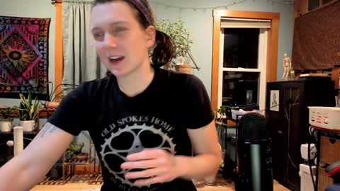 Snapshot of artiepaints chatting on December 2024 02:30:02 AM Artie Paints online show from December 2024 02:30:02 AM