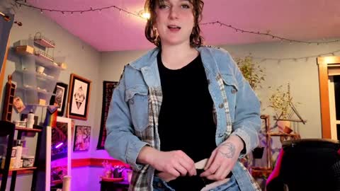 Snapshot of artiepaints chatting on December 2024 10:23:02 PM Artie Paints online show from December 2024 10:23:02 PM