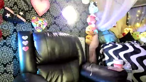 ArtsyHeartsyy online show from February 2025 12:58:01 AM