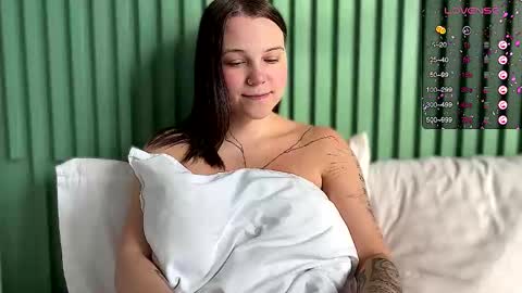 Snapshot of arya_stark7 chatting on October 2025 12:19:02 AM Arya brunett and Cassie blond online show from October 2025 12:19:02 AM