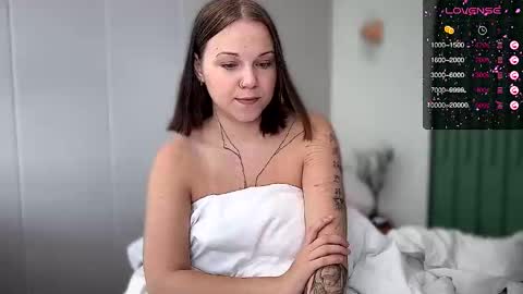 Snapshot of arya_stark7 chatting on October 2025 02:15:01 AM Arya brunett and Cassie blond online show from October 2025 02:15:01 AM