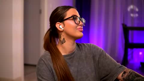 Lunaa  online show from November 2025 07:03:01 PM