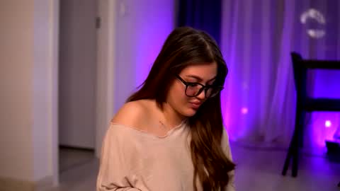 Lunaa  online show from December 2025 07:41:01 PM