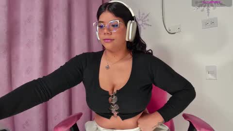 Snapshot of ashleyy18__ chatting on February 2025 09:37:01 AM Ashleyy18 online show from February 2025 09:37:01 AM