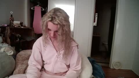 Snapshot of astorialove chatting on March 2025 01:37:02 AM AstoriaLove online show from March 2025 01:37:02 AM