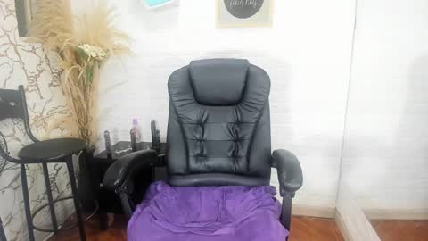 Monii Yi online show from February 2025 10:37:02 AM