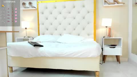 Aura sanders online show from October 2025 12:20:01 PM