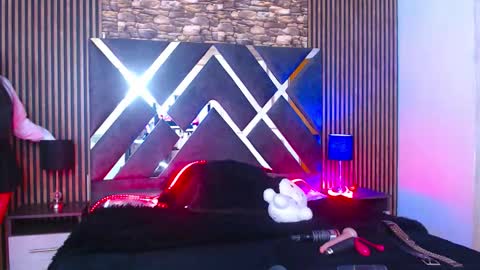 aurora_hs online show from September 2025 03:19:01 AM