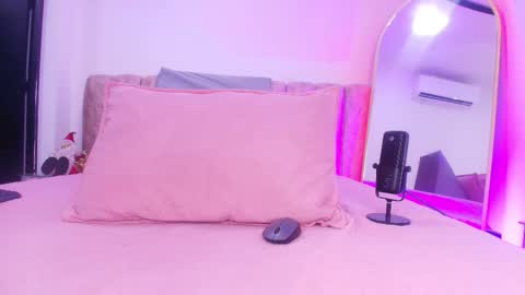 auroraa_miller online show from December 2025 11:59:01 AM