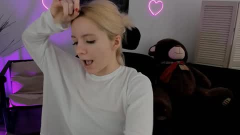 aurorawrenfield online show from March 2026 10:10:01 AM