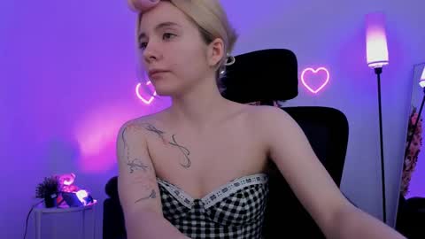 aurorawrenfield online show from April 2026 04:37:01 AM