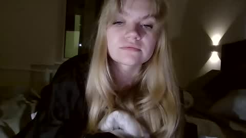 AuroraXRoses online show from October 2025 04:57:01 PM
