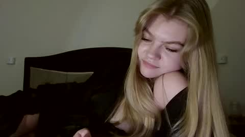 AuroraXRoses online show from November 2025 08:32:01 PM