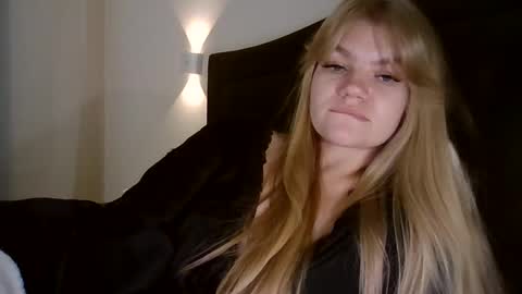 AuroraXRoses online show from November 2025 09:25:02 PM