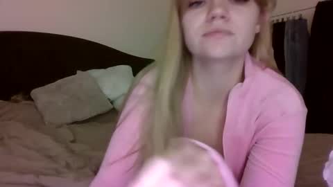 AuroraXRoses online show from November 2025 06:30:01 PM