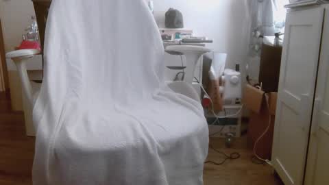 Snapshot of ausmopolitan chatting on December 2025 12:18:01 AM ausmopolitan online show from December 2025 12:18:01 AM