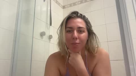 Snapshot of aussielulu chatting on December 2025 01:55:02 AM aussielulu online show from December 2025 01:55:02 AM