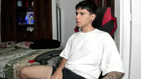 Snapshot of austin_falcon chatting on November 2025 09:05:02 PM Austin online show from November 2025 09:05:02 PM