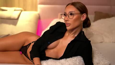 Ava online show from November 2025 10:37:02 PM