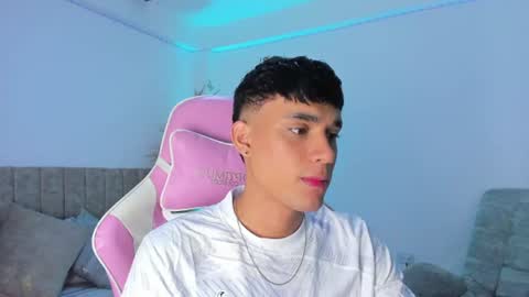 Snapshot of axel_cody_ chatting on July 2026 08:33:01 AM AXEL online show from July 2026 08:33:01 AM