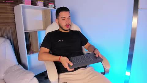 axel_grey_ online show from October 2025 12:24:02 PM