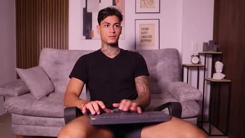 Snapshot of axel_villa chatting on October 2025 12:06:01 AM Agustin online show from October 2025 12:06:01 AM
