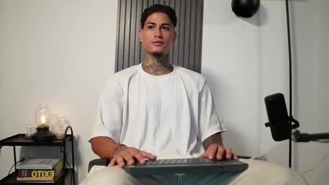 Snapshot of axel_villa chatting on October 2025 08:51:01 PM Agustin online show from October 2025 08:51:01 PM