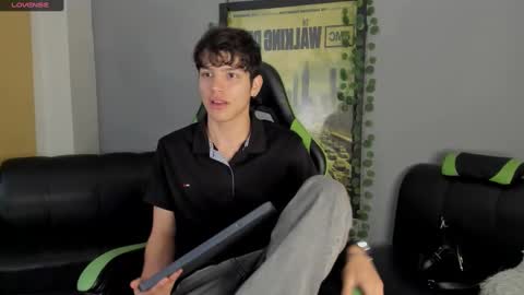 Snapshot of axelraven chatting on December 2024 02:01:02 PM Axel Raven online show from December 2024 02:01:02 PM