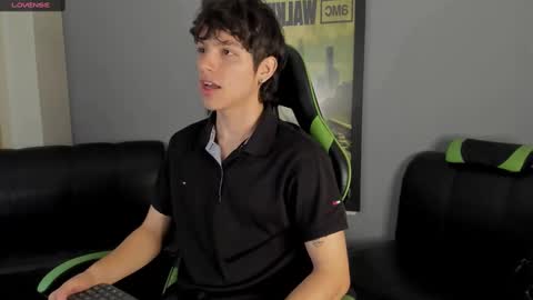 Snapshot of axelraven chatting on December 2024 04:35:02 PM Axel Raven online show from December 2024 04:35:02 PM