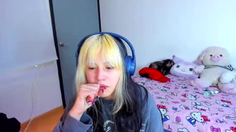 Azu Moure online show from February 2025 11:30:01 AM