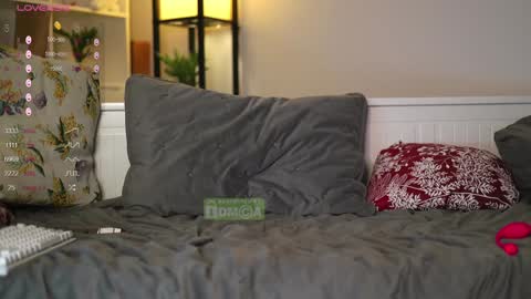 Snapshot of babeholly chatting on January 2025 11:22:01 PM Hey Im your angel Holly online show from January 2025 11:22:01 PM