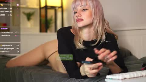 Snapshot of babeholly chatting on February 2025 11:21:02 PM Hey Im your angel Holly online show from February 2025 11:21:02 PM