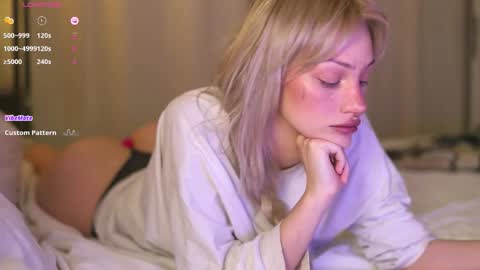 Snapshot of babeholly chatting on October 2025 09:53:02 PM Hey Im your angel Holly online show from October 2025 09:53:02 PM