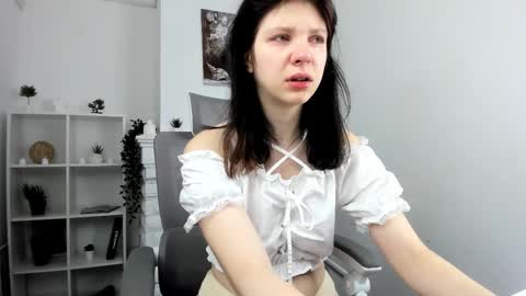 Evalena maybe just Eva online show from September 2025 05:11:02 AM