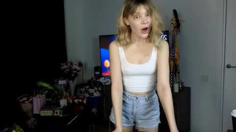 Snapshot of babydi_ chatting on November 2025 05:22:01 PM hiii honey im Diana 3 online show from November 2025 05:22:01 PM