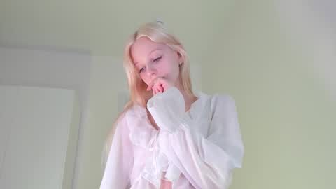 Snapshot of barbie_bella07 chatting on November 2025 02:54:01 AM Bella online show from November 2025 02:54:01 AM