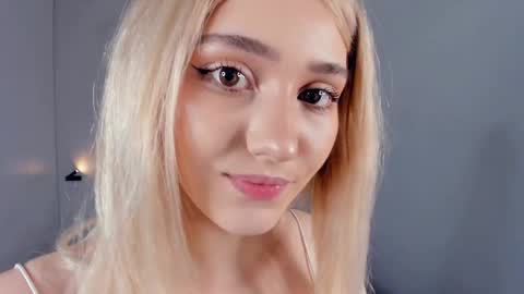 Mia online show from April 2026 04:37:02 PM