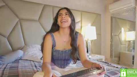 Snapshot of be_curiouss_ chatting on July 2026 12:00:02 PM Helena Evan online show from July 2026 12:00:02 PM