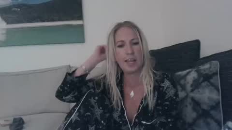Snapshot of beach_bunny69 chatting on December 2024 11:41:02 AM Emma online show from December 2024 11:41:02 AM