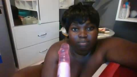 Snapshot of beautie699392 chatting on February 2025 01:32:02 PM Lil stunner online show from February 2025 01:32:02 PM