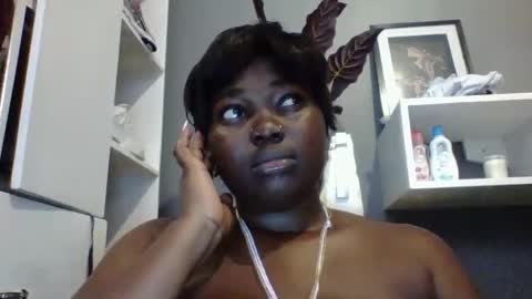 Snapshot of beautie699392 chatting on February 2025 08:48:02 AM Lil stunner online show from February 2025 08:48:02 AM