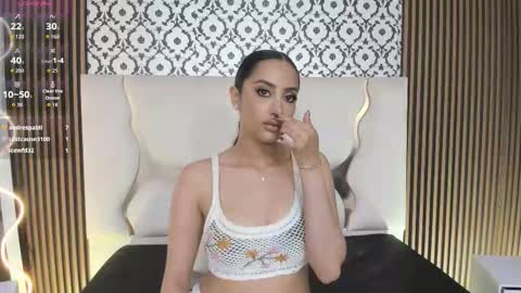 Snapshot of beella_tay1 chatting on October 2025 01:17:01 AM BELLA online show from October 2025 01:17:01 AM