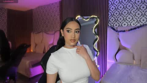 Snapshot of beella_tay1 chatting on November 2025 01:57:02 PM BELLA online show from November 2025 01:57:02 PM