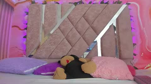 Snapshot of bella__sweets chatting on February 2026 10:34:02 AM Melanie online show from February 2026 10:34:02 AM